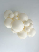 Load image into Gallery viewer, 17039 Tuftex Lace 17&quot; Round (50ct)
