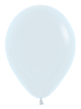 Load image into Gallery viewer, 250243 Fashion White 18" Round (25ct)
